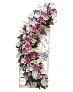 استند گل با طراحی خاص و گل‌آرایی لیلیوم صورتی و آنتوریوم سفید، مناسب برای مراسم‌های خاص. برای خرید با قیمت مناسب با گل شاپ آنلاین تماس بگیرید.