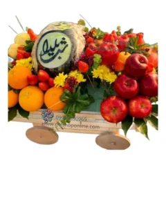 خرید باکس گل و میوه شب یلدا با هندوانه حکاکی‌شده شب چله، تزیین شده با میوه‌های تازه و گل‌های فصلی با قیمت مناسب از گل شاپ انلاین – مناسب هدیه یا دکور مراسم یلدا